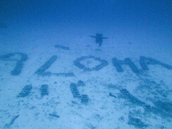 Aos 30 metros de profundidade, uma mensagem para os mergulhadores, em Honaunau Bay, ao sul de Kona, na Big Island, no Havaí
